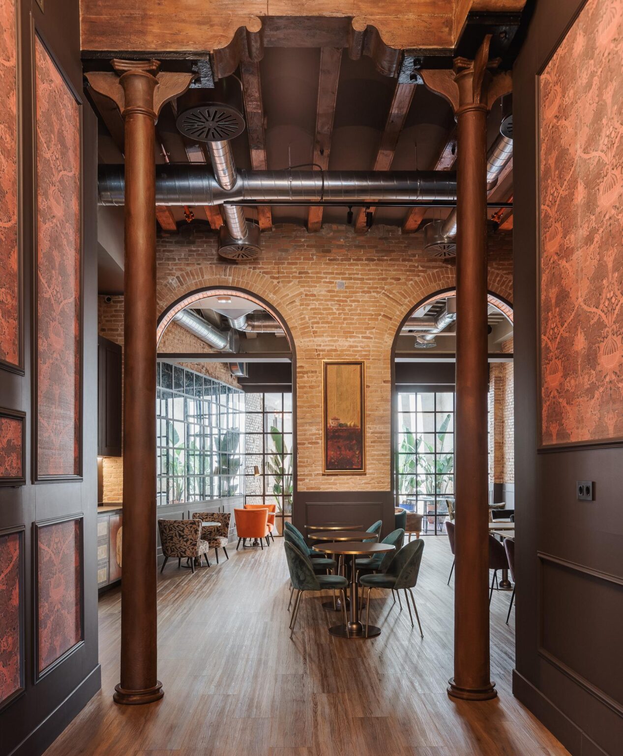 Fotografía interior de zona común de hotel con iluminación ambiental