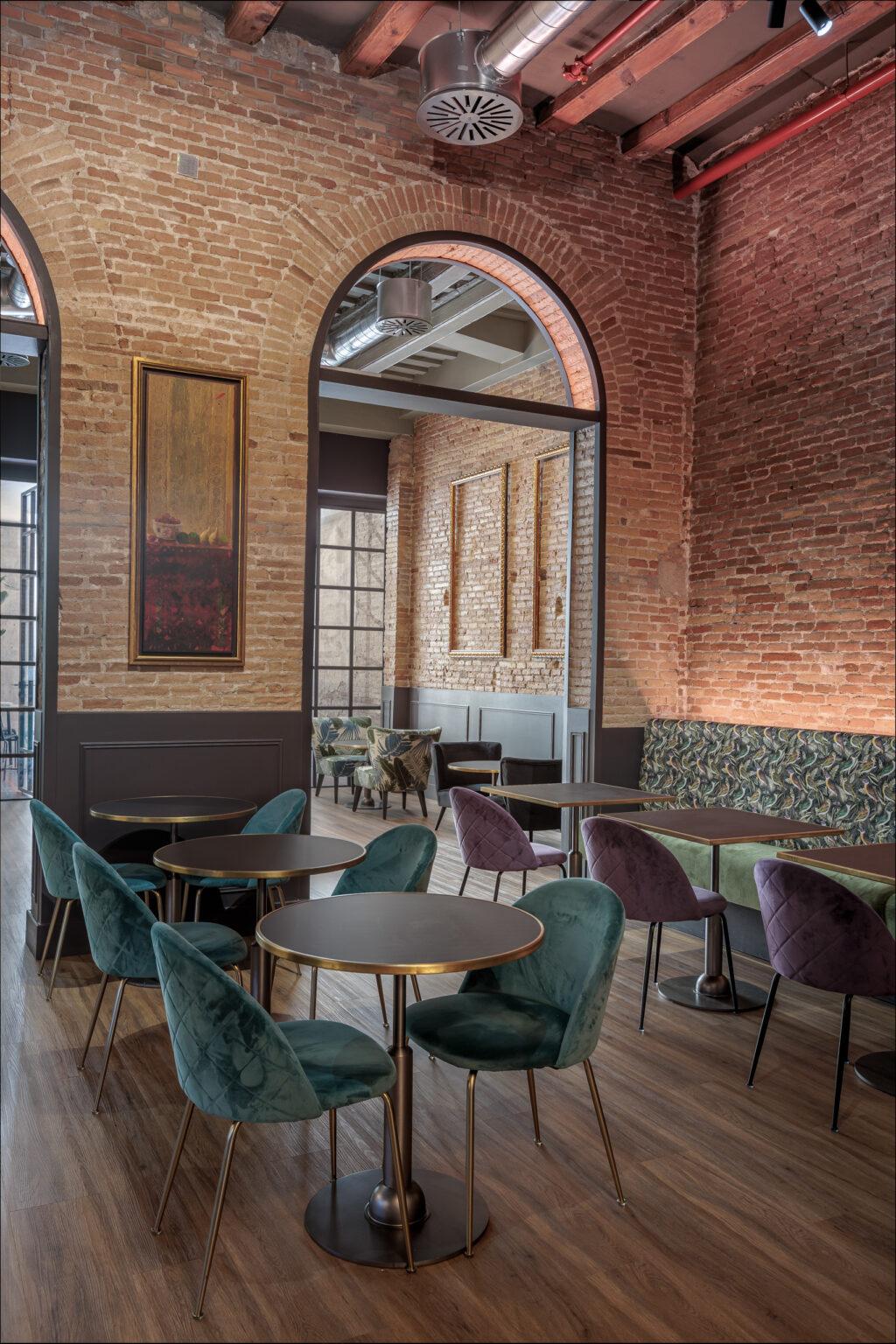 Interior de zona común de hotel con iluminación ambiental