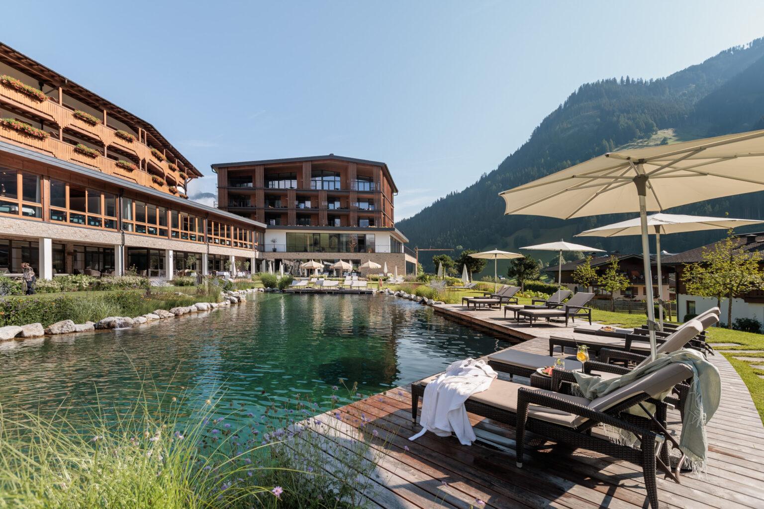 Área de piscina del hotel con hamacas y espacios de descanso