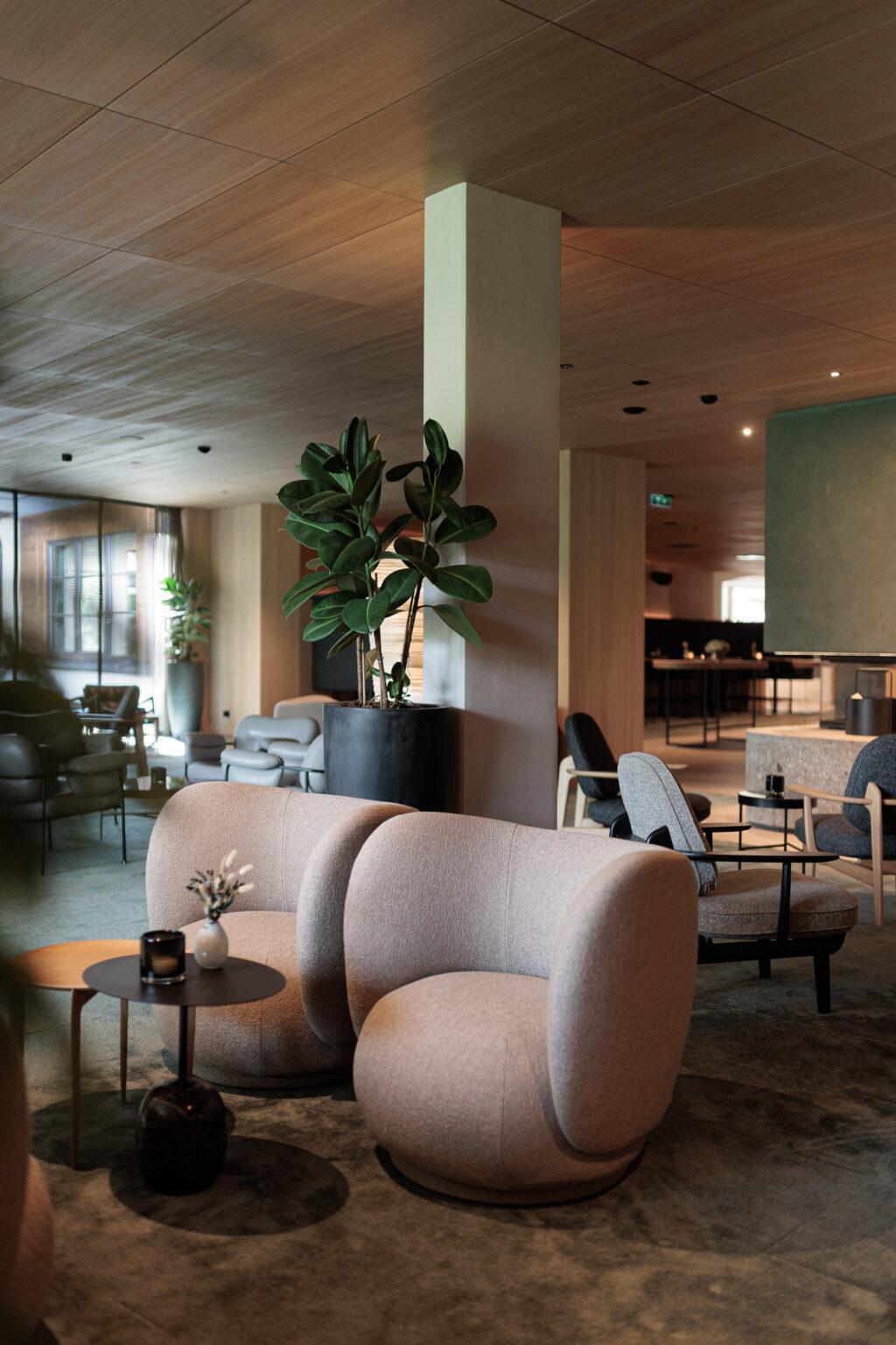 Lobby de hotel con diseño interior elegante