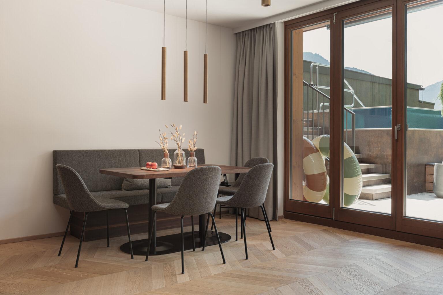 Fotografía de habitación de hotel con luz natural y diseño moderno