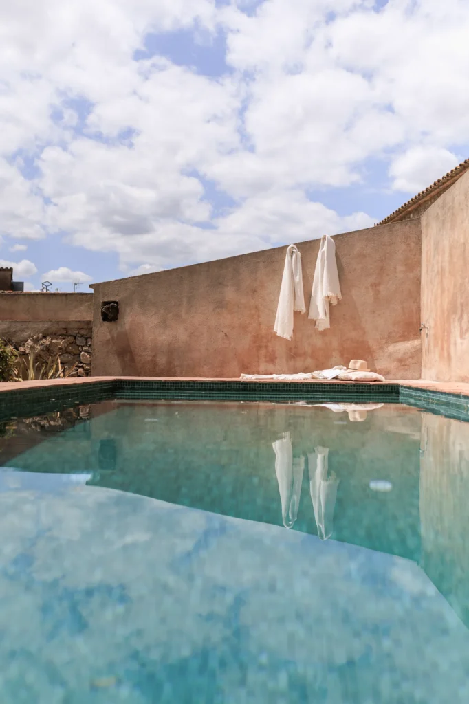 Piscina y jardín de un hotel rural