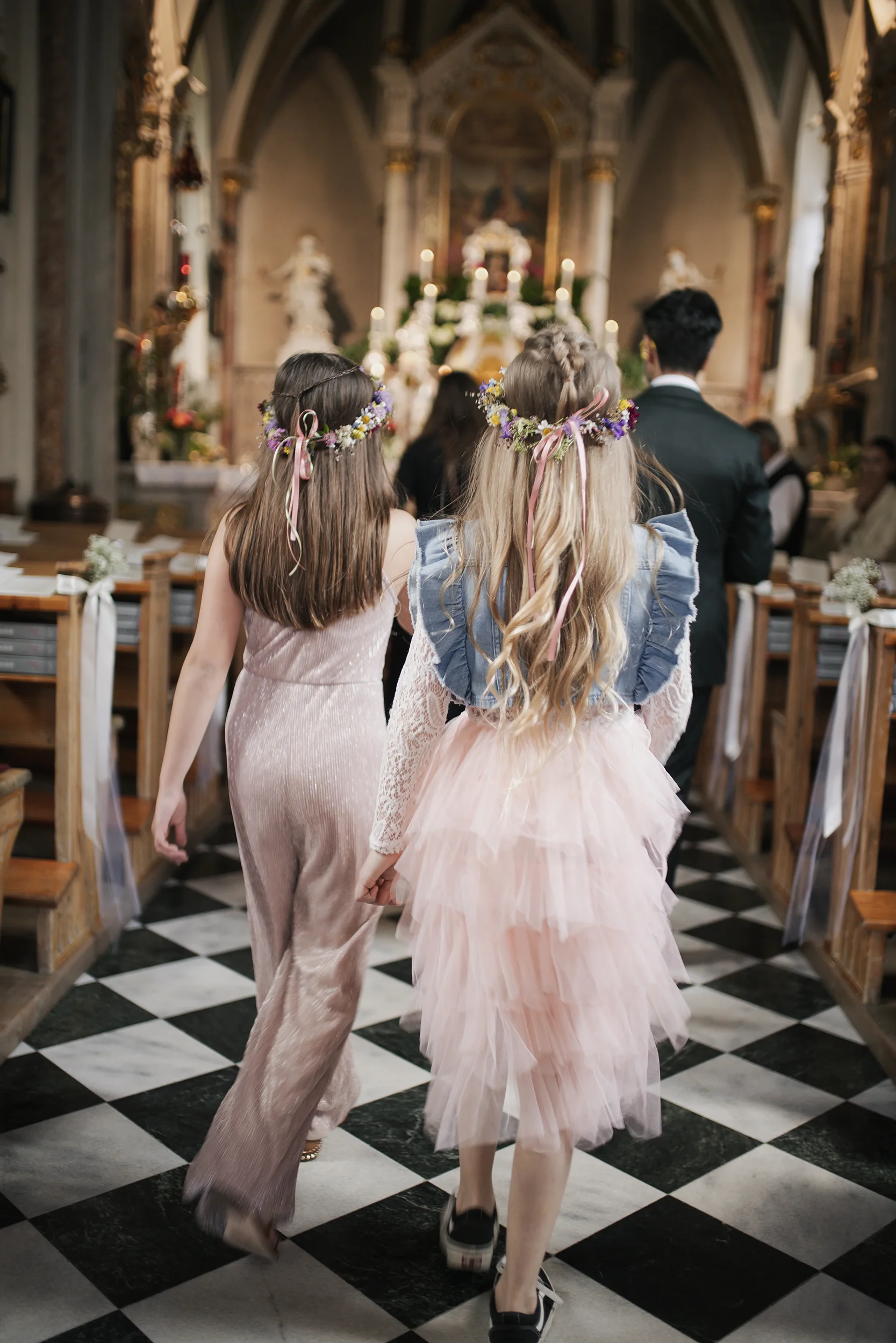 Kinder bei einer Hochzeit in einer Kirche in Südtirol