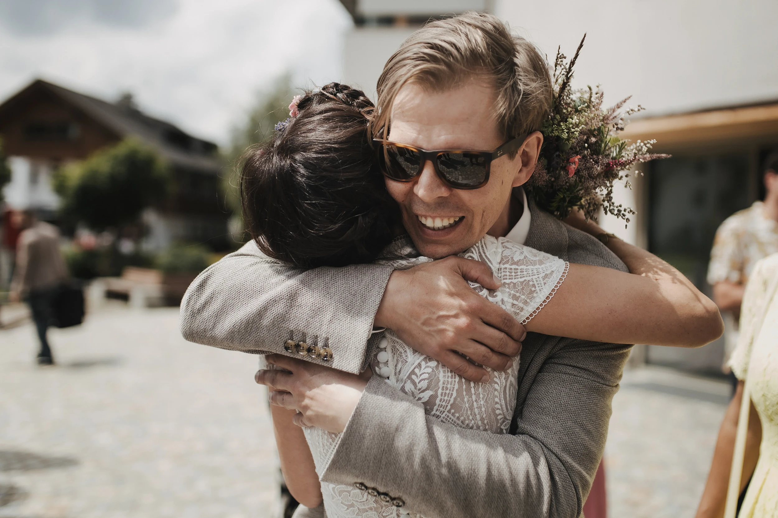 Emotionale Umarmung bei einer Hochzeit in Südtirol