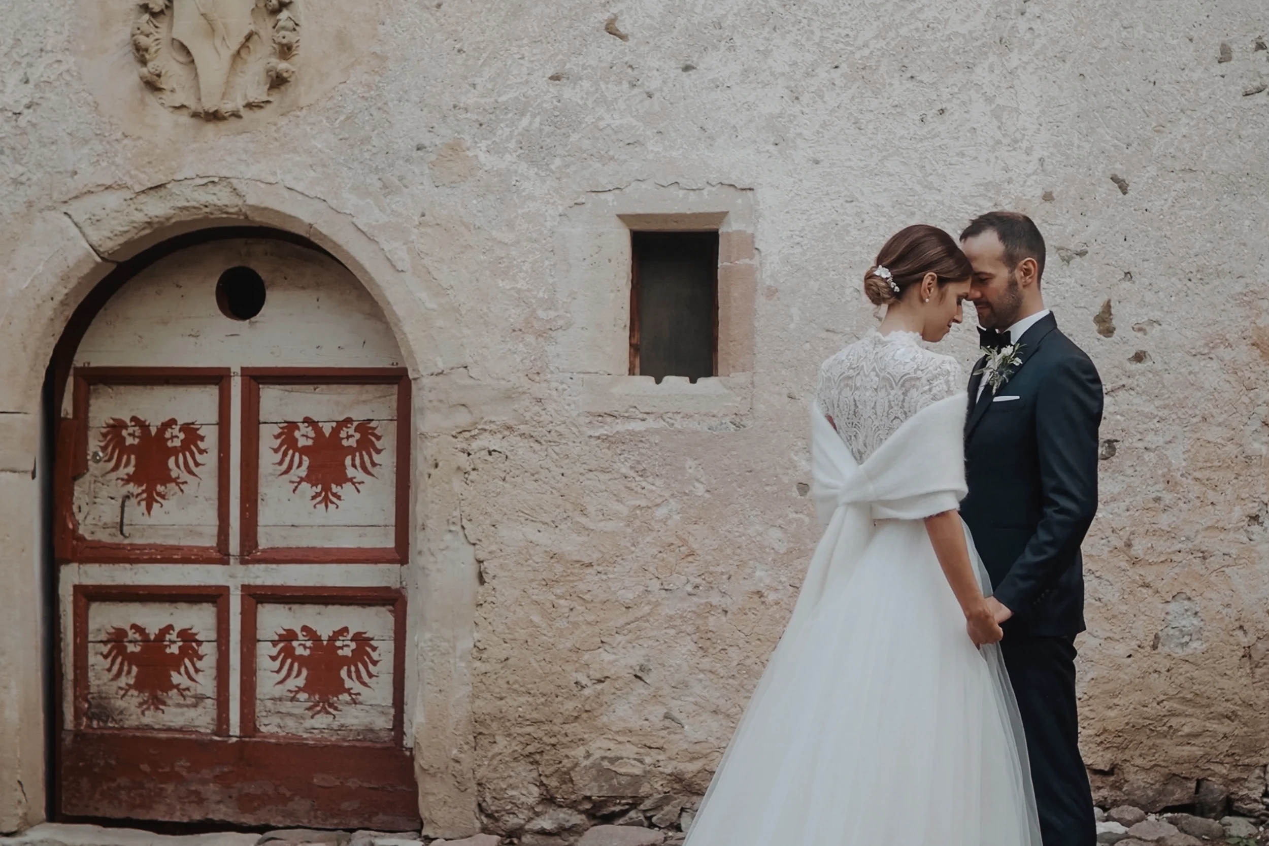 Hochzeitspaar vor einem historischen Gebäude in Südtirol