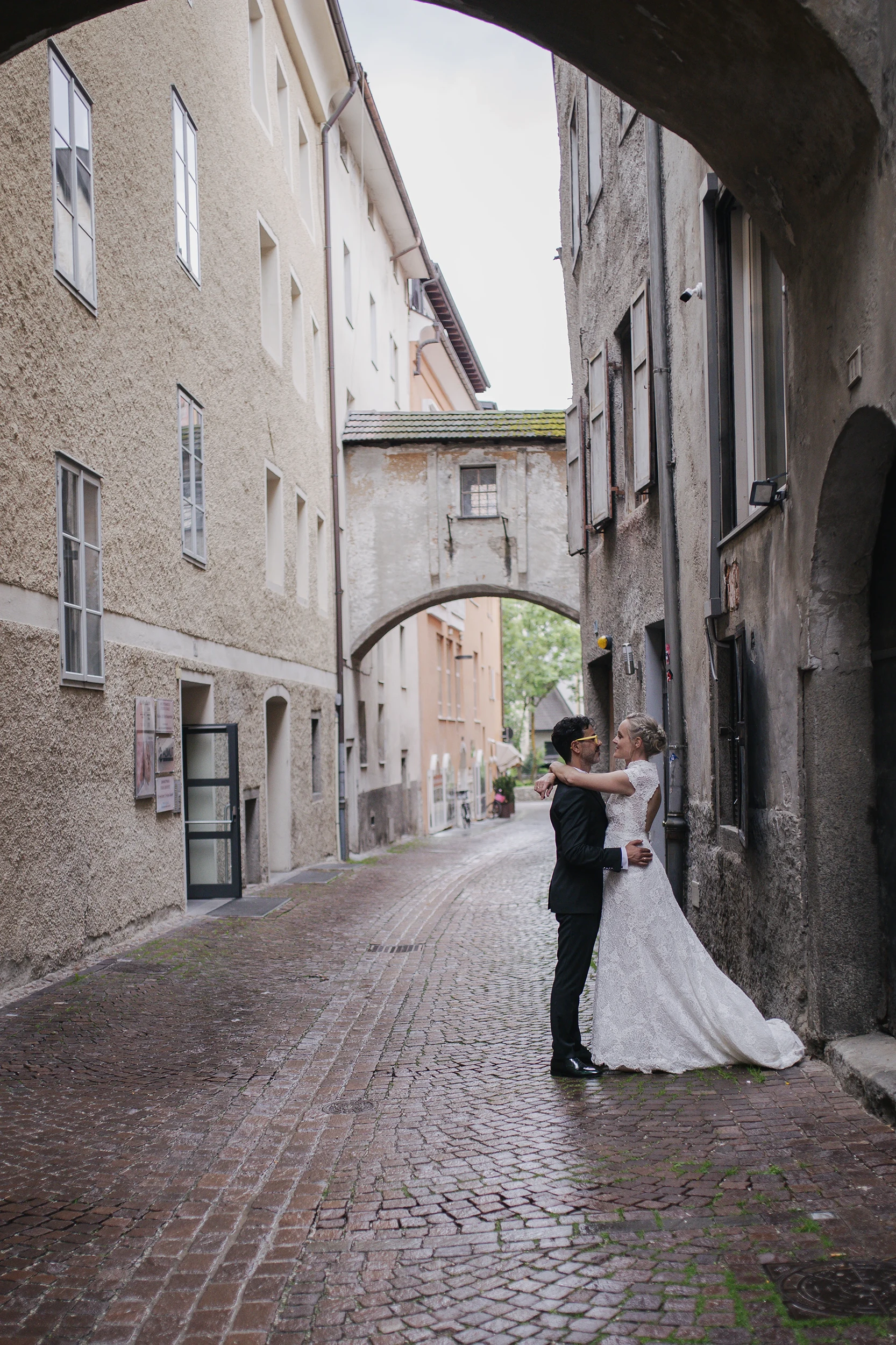 Hochzeitspaar in einer historischen Gasse in Südtirol