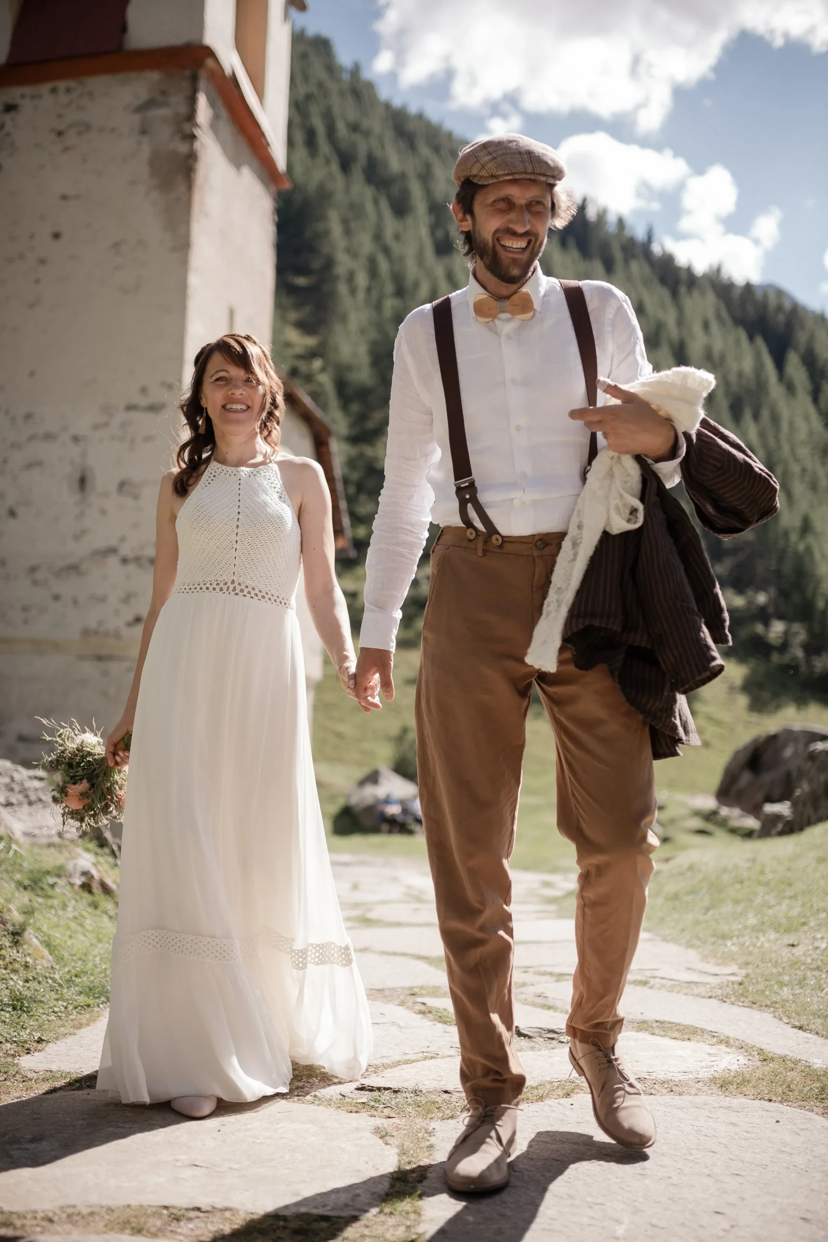 Hochzeitspaar bei einem Spaziergang in Südtirol