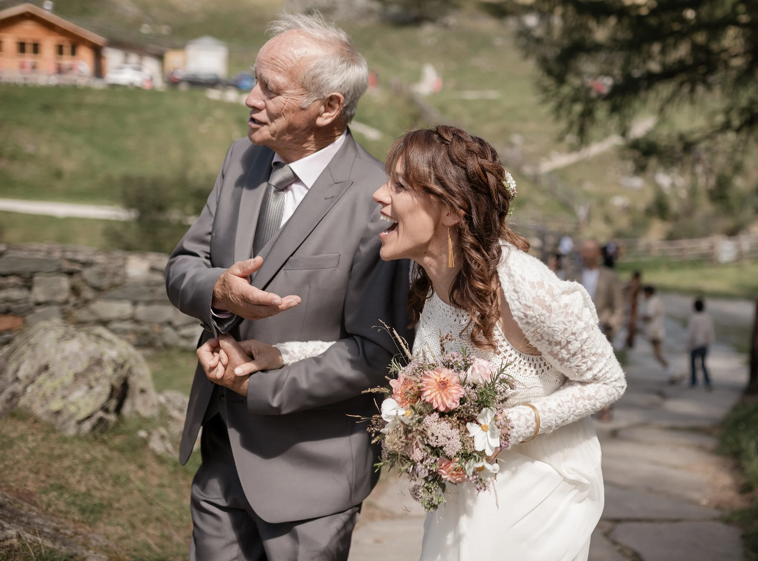 Braut mit ihrem Vater bei einer Hochzeit in Südtirol