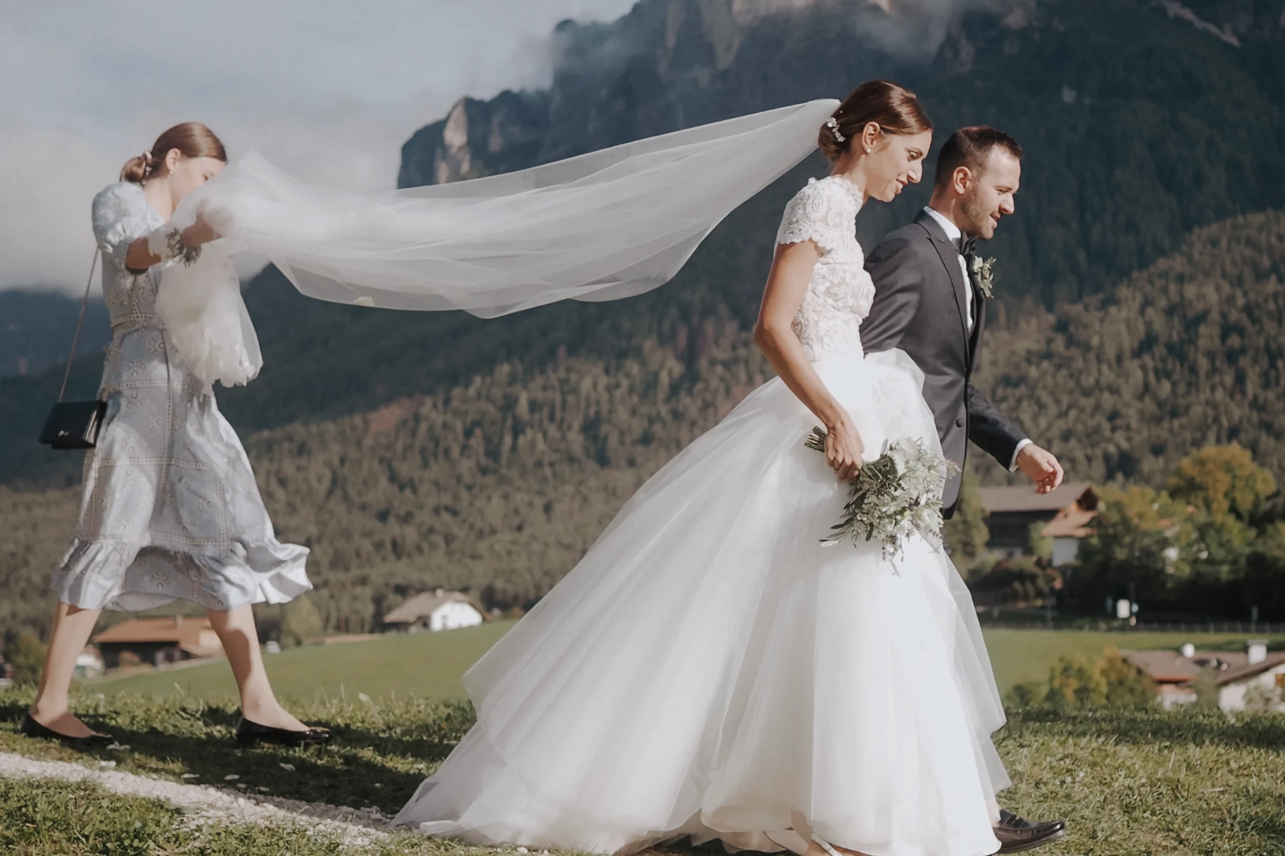 Hochzeitspaar vor den Bergen in Südtirol