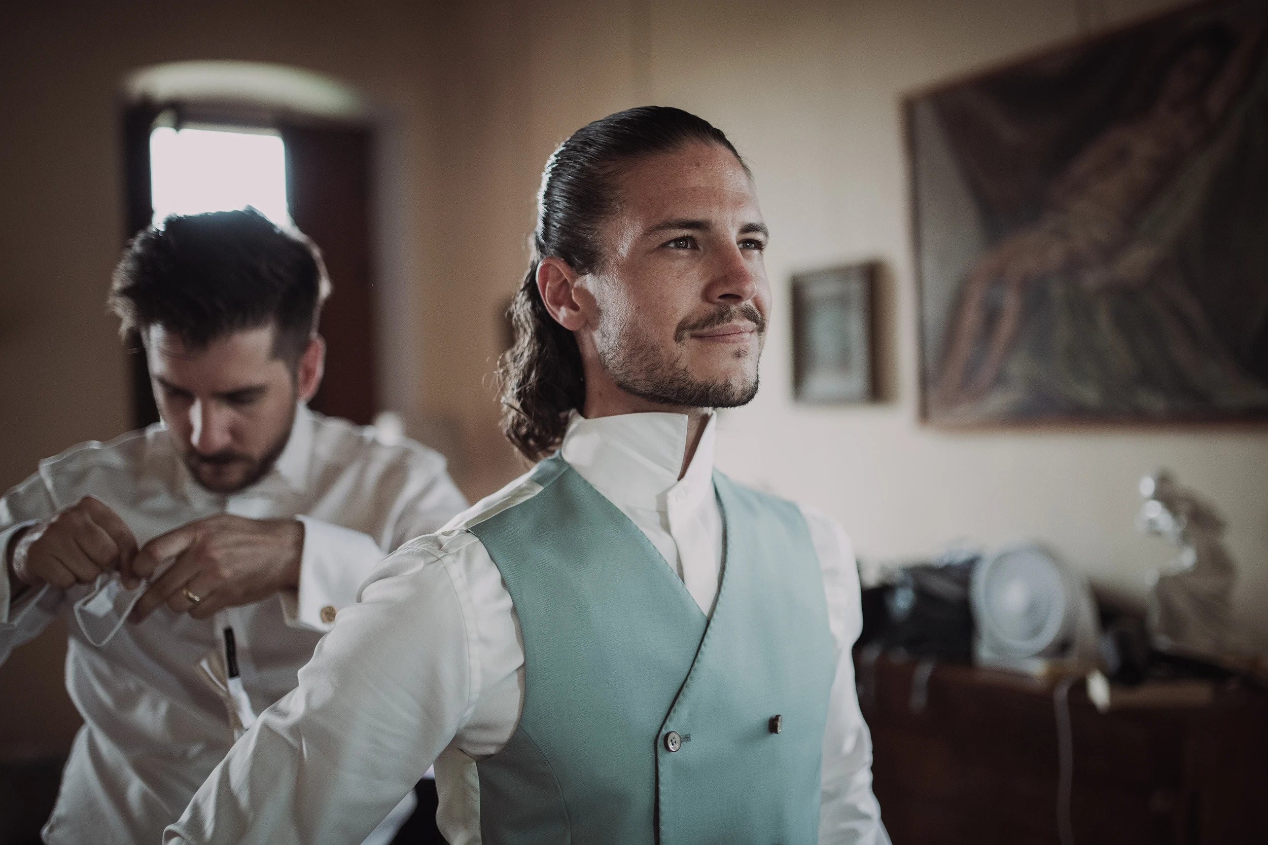 Bräutigam bei der Hochzeitsvorbereitung in Südtirol