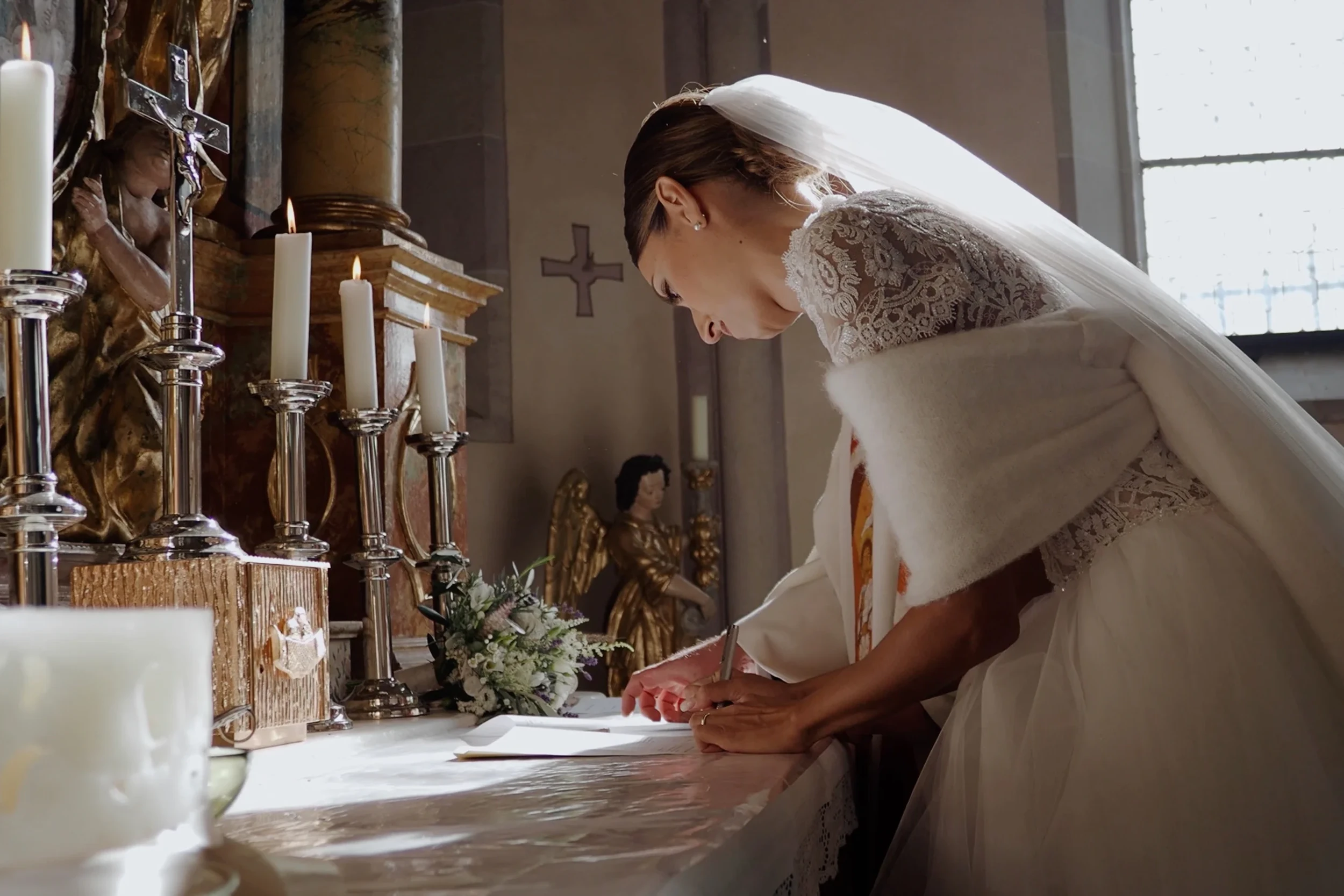 Braut bei einer Hochzeit in einer Kirche in Südtirol