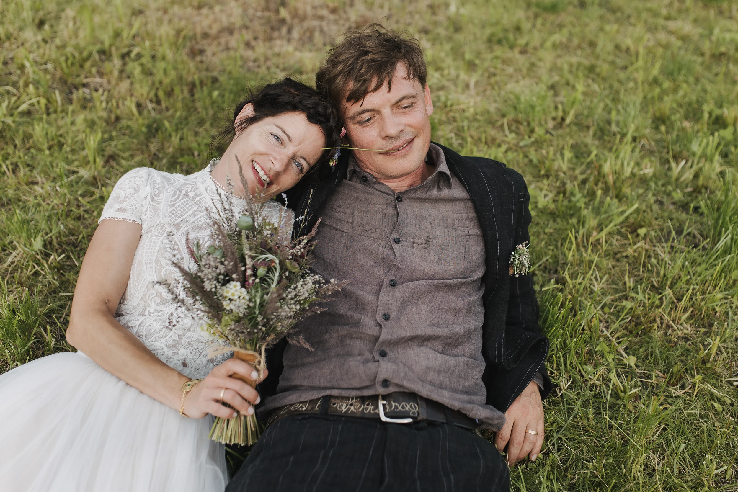 Hochzeitspaar im Gras in Südtirol