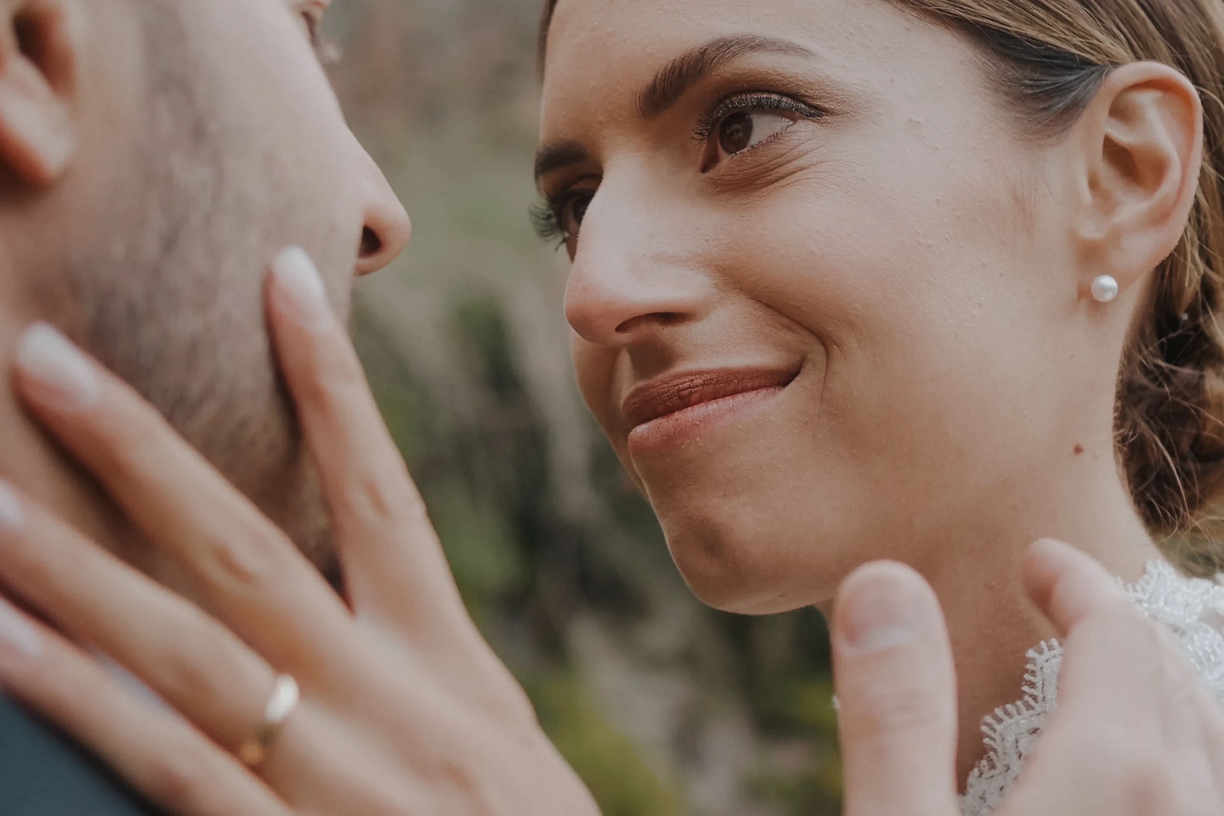 Hochzeitspaar in einer natürlichen Umgebung in Südtirol