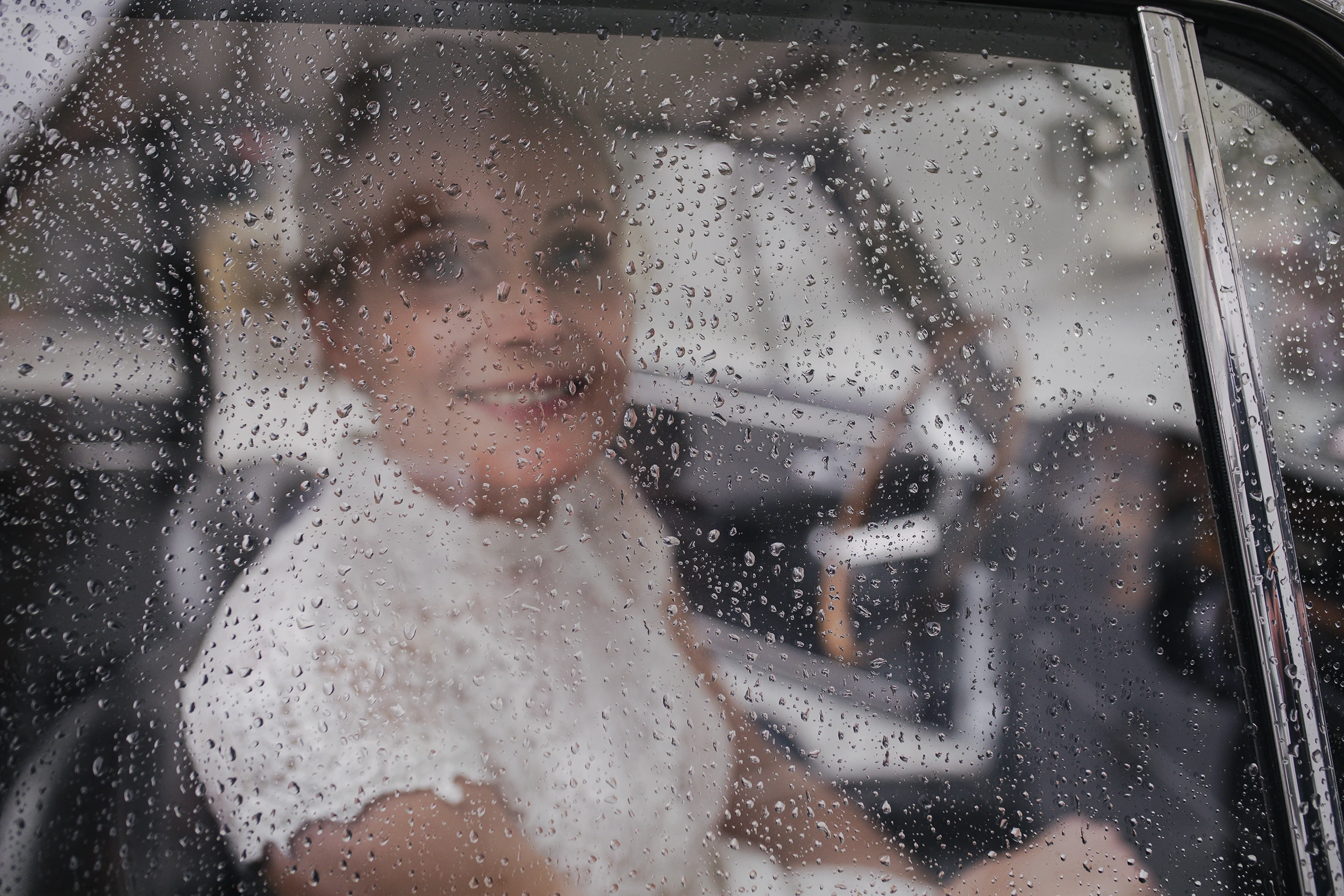 Braut im Auto bei einer Hochzeit in Südtirol