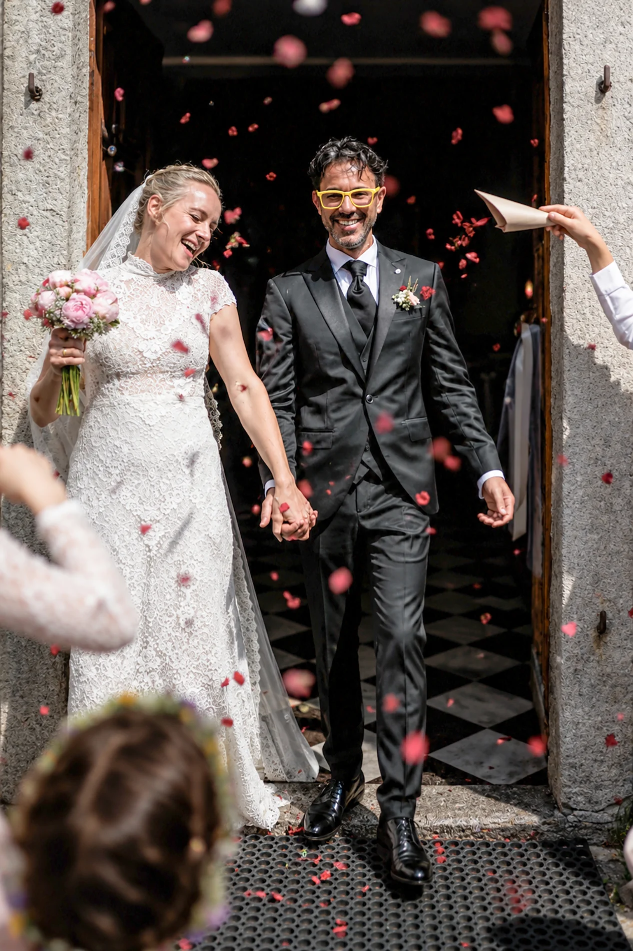 Hochzeitspaar beim Auszug aus der Kirche in Südtirol