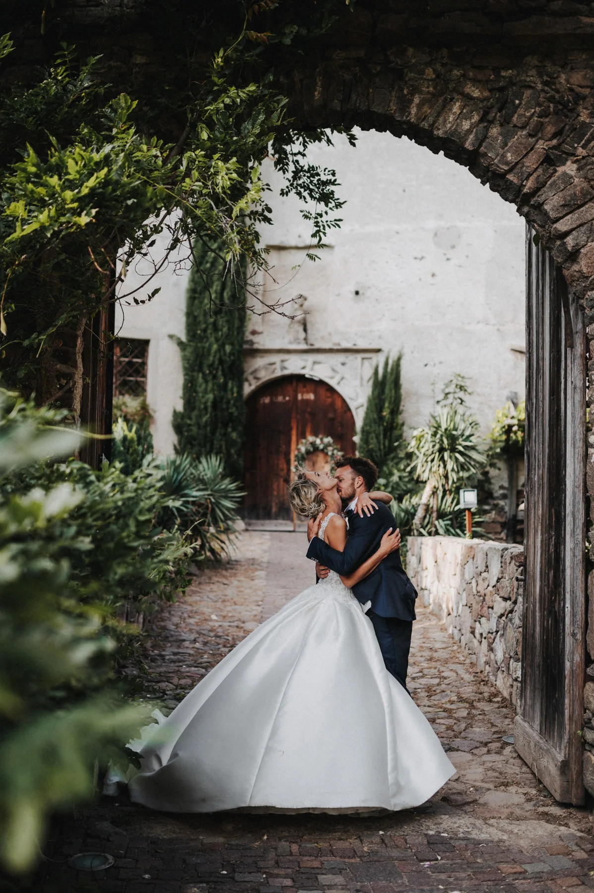 Braut bei einer Hochzeit in einem historischen Hof in Südtirol