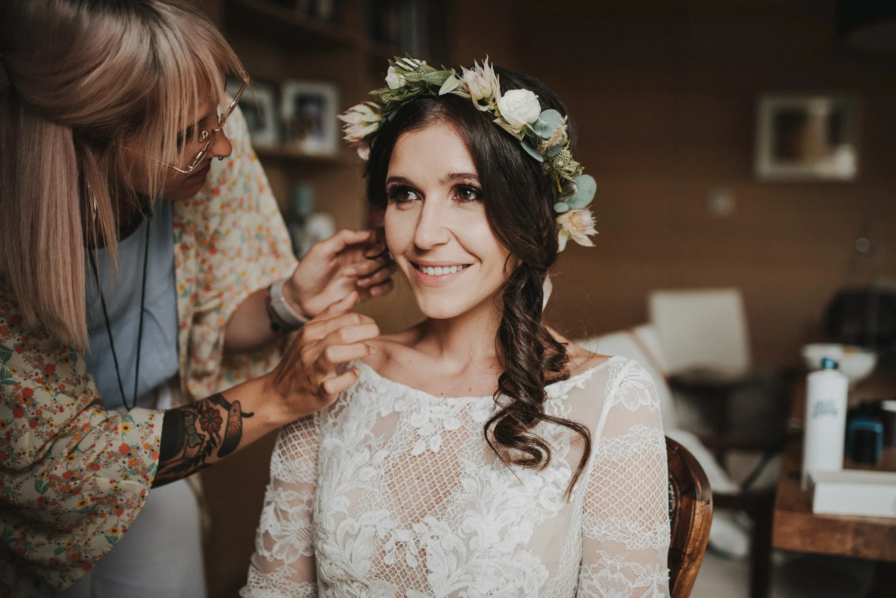 Braut mit Blumenkranz bei der Hochzeitsvorbereitung in Südtirol