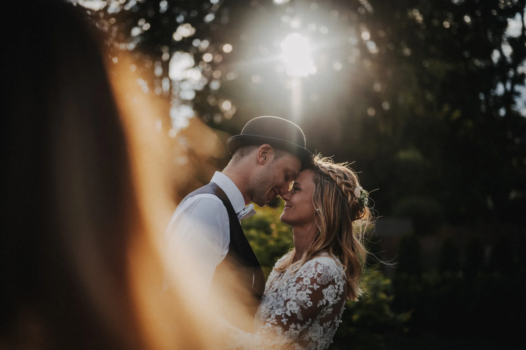 Hochzeitspaar im Sonnenlicht in Südtirol