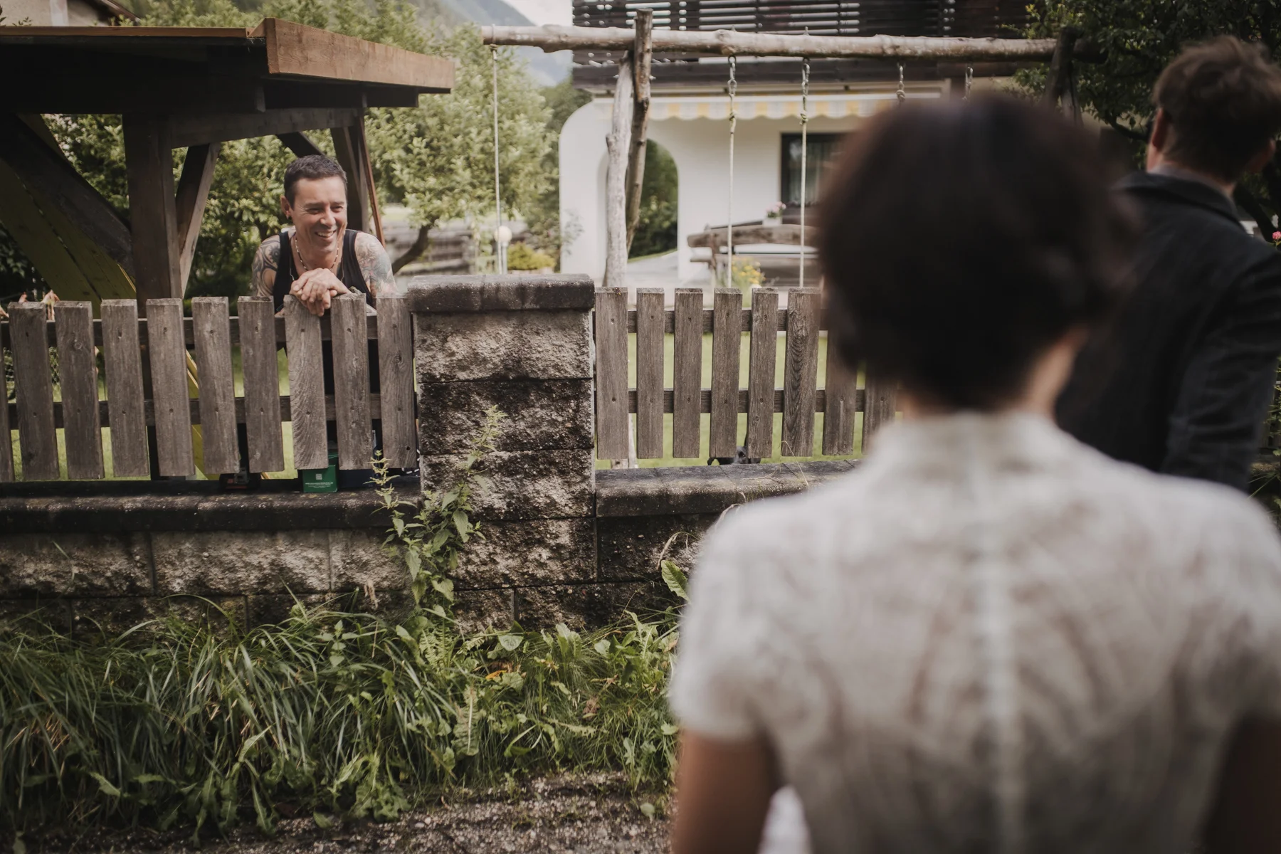 Braut mit Gästen bei einer Hochzeit in Südtirol