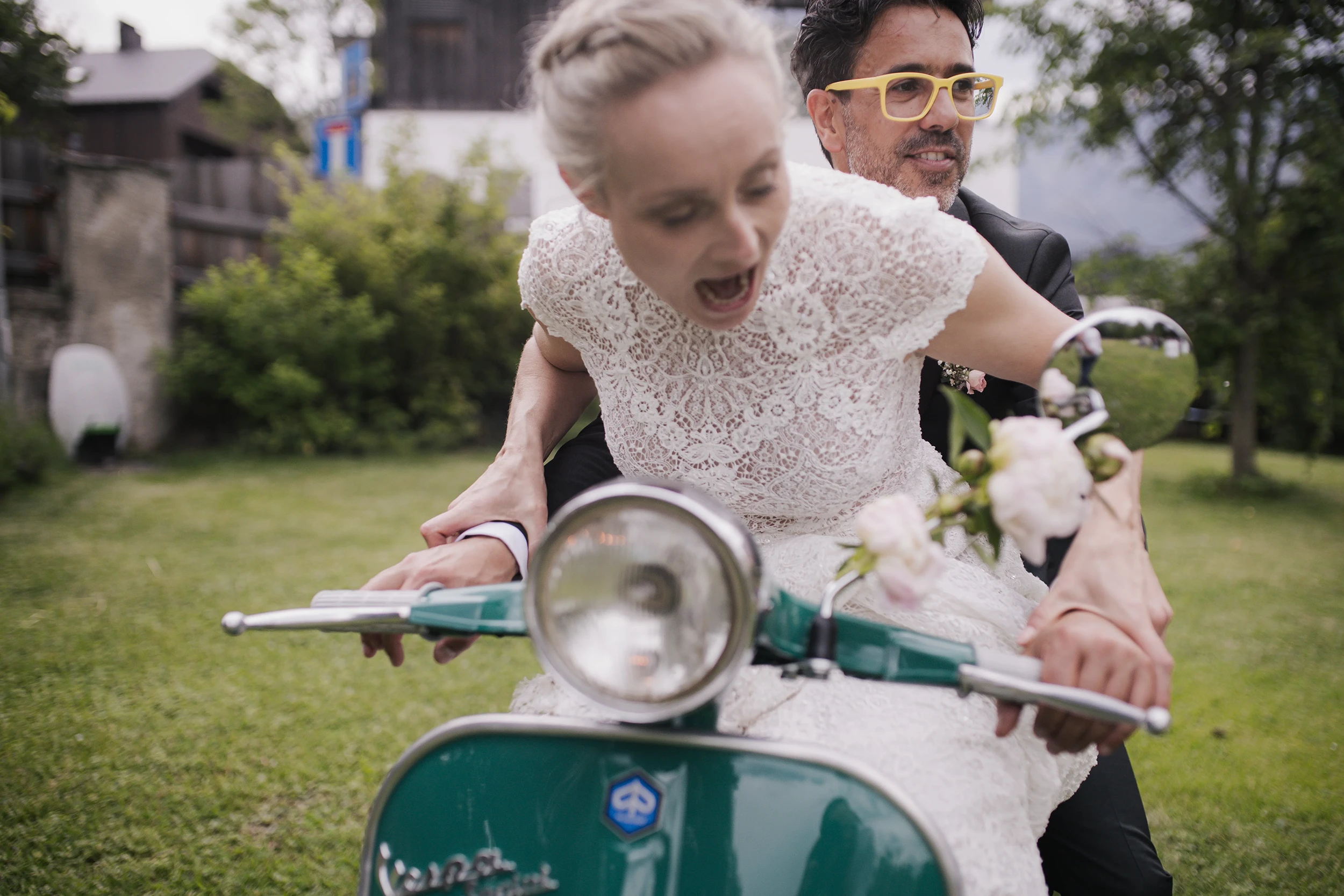 Braut mit Vespa bei einer Hochzeit in Südtirol