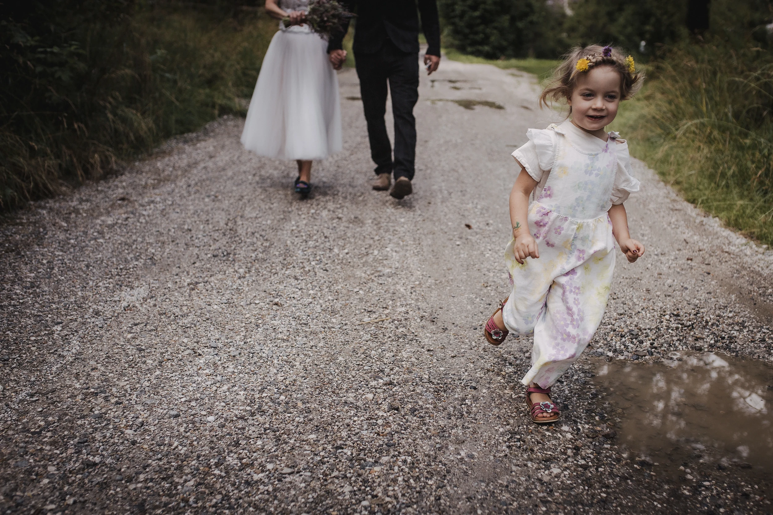 Brautpaar mit Kind bei einer Hochzeit in Südtirol