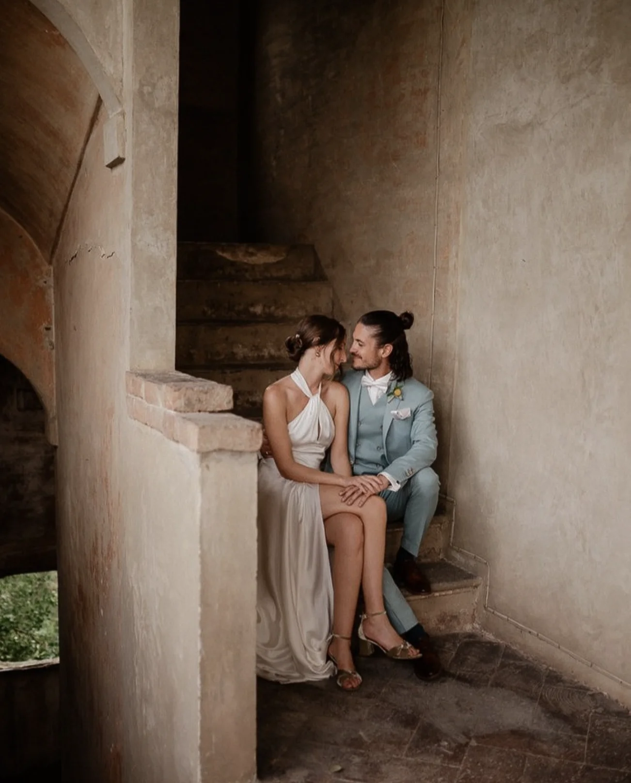 Hochzeitspaar auf einer historischen Treppe in Südtirol