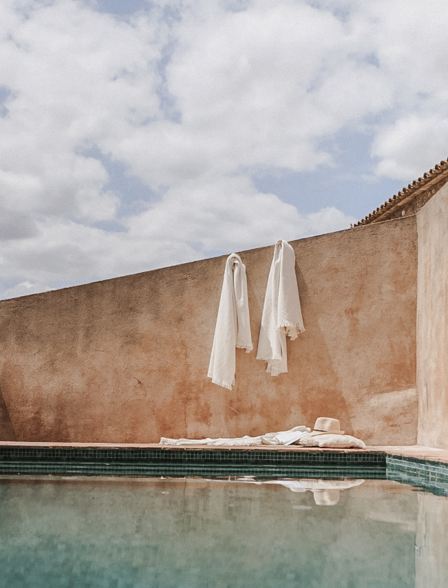 Fotografía editorial de hotel rural Piscina de hotel rural rodeada de jardín y arquitectura tradicional